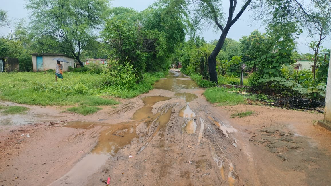 ରାସ୍ତାସାରା ପାଣି, ଯାତାୟାତ ଠପ୍ – ୫୦ ବର୍ଷ ଧରି ମରାମତି ନାହିଁ, ଆନ୍ଦୋଳନ ଚେତାବନୀ ଦେଲେ ଗ୍ରାମବାସୀ