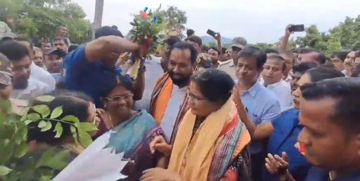 ଉପ ମୁଖ୍ୟମନ୍ତ୍ରୀ ପ୍ରଭାତୀ ପରିଡ଼ା ଙ୍କ ବନ୍ୟାଞ୍ଚଳ ପରିଦର୍ଶନ ବେଳେ ଅସନ୍ତୋଷ ପ୍ରକାଶ କଲେ ବନ୍ୟା ବିପନ୍ନ