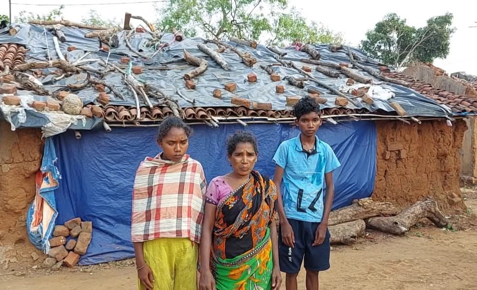 Awas Yojana Fails Ground Reality: Homeless Family Lives Under Open Sky in Sagabari Village