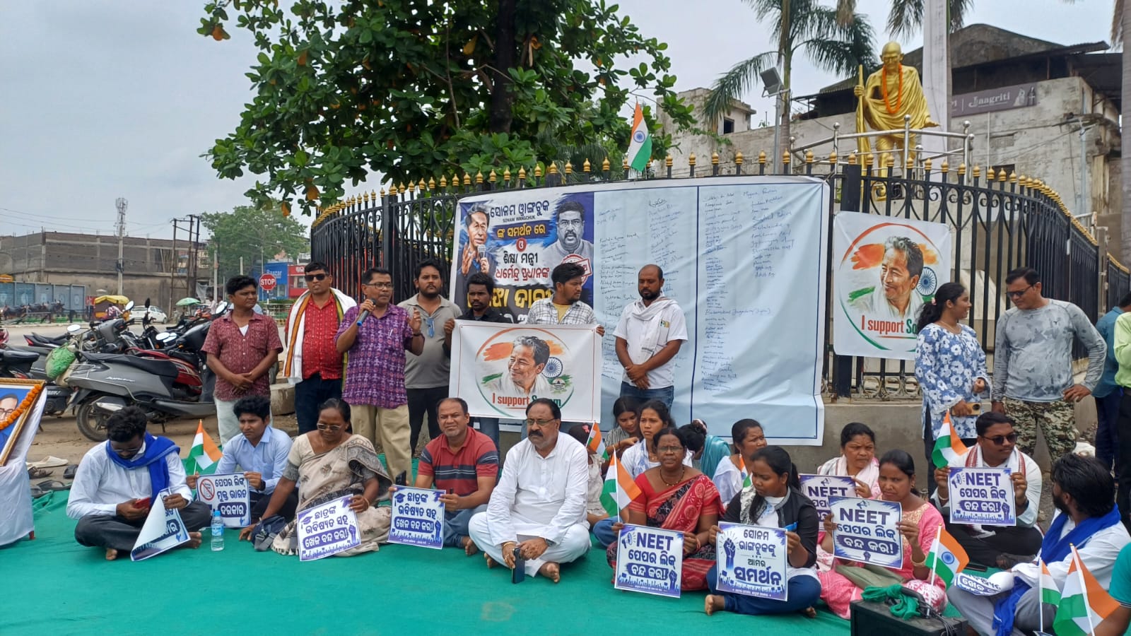 Protests in Bargarh: Locals Support Sonam Wangchuk, Burn Effigy of Education Minister Dharmendra Pradhan