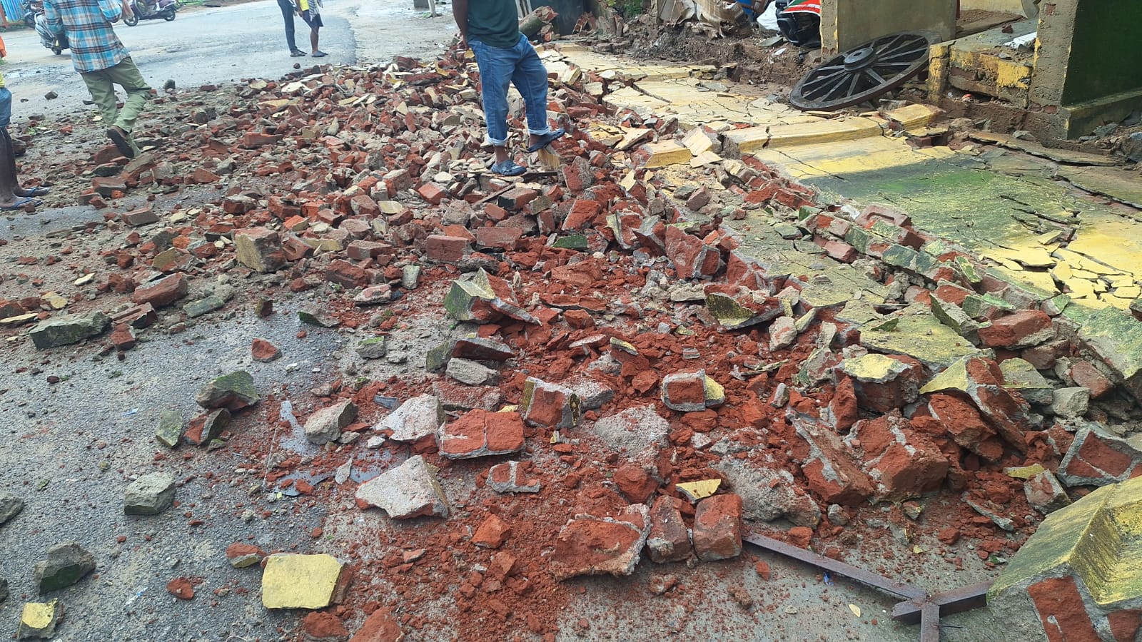Titlagarh Forest Department Boundary Wall Collapses: Bull Rescued Safely, Major Disaster Averted